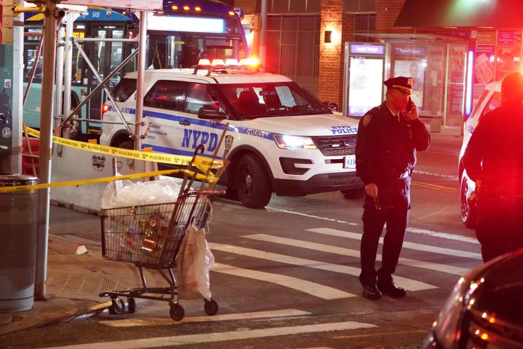 Cảnh sát điều tra vụ một người gốc Á bị giẫm lên đầu tại phía Đông khu Harlem. Ảnh: New York Post