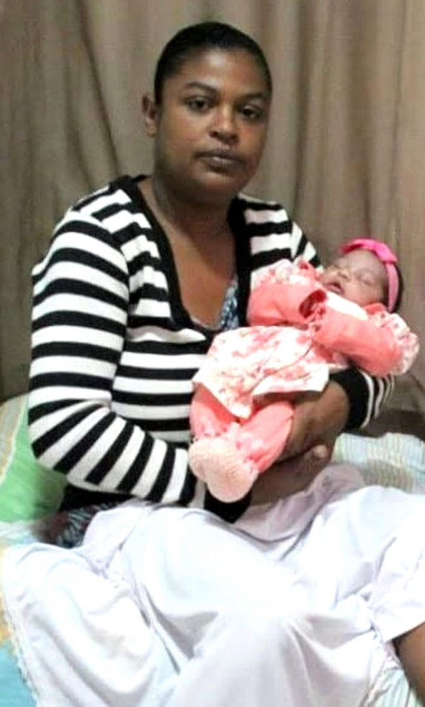 Maria được đưa đến bệnh viện trong tình trạng tim đập nhanh, sùi bọt mép và có lúc đã ngưng thở. Bác sĩ đã tiêm 6 liều huyết thanh kháng corticosteroid khẩn cấp và sau 3 ngày chăm sóc đặc biệt, đứa trẻ sơ sinh đã được xuất viện.