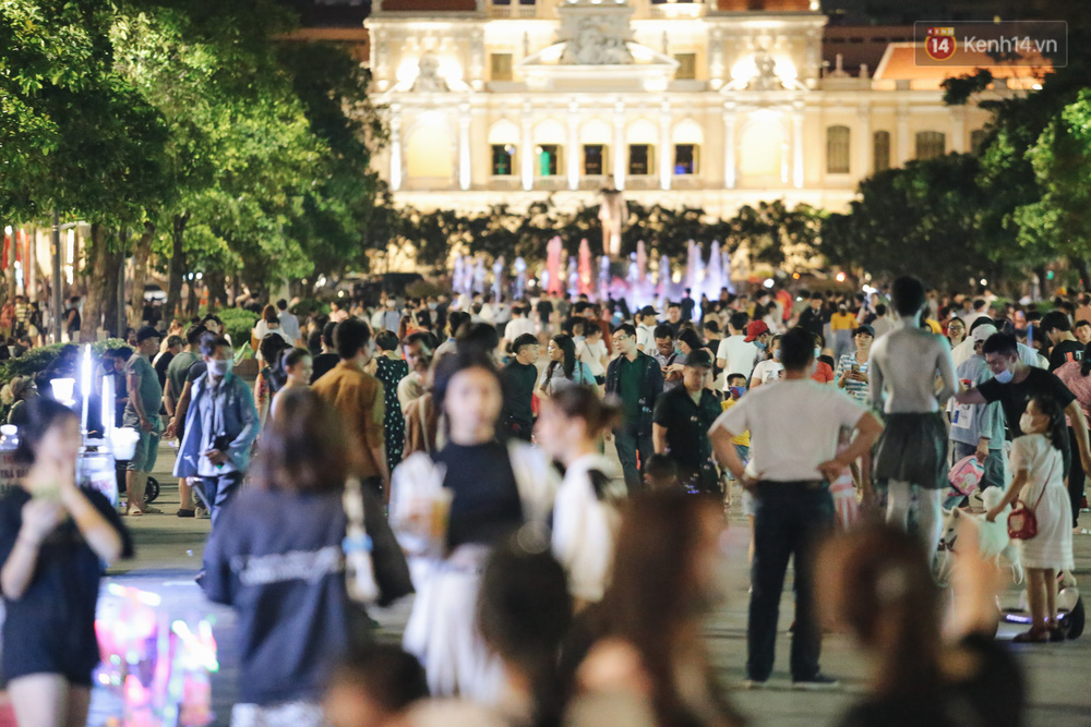 Phố đi bộ Nguyễn Huệ có rất đông người vui chơi vào cuối tuần