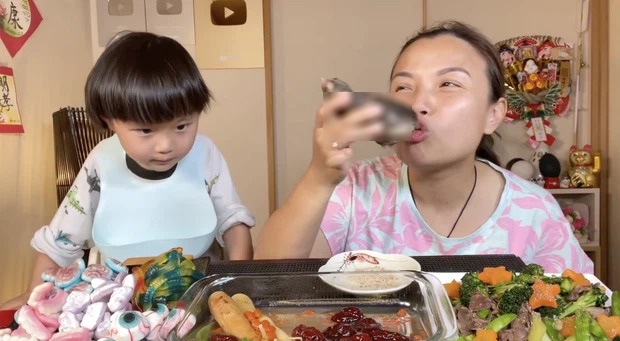 Quỳnh Trần JP chế biến và thưởng thức món chân gấu trong vlog mới nhất
