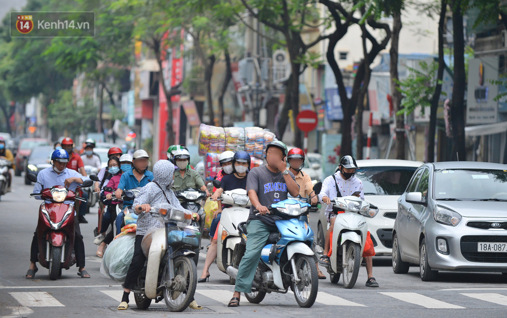 Theo ghi nhận của chúng tôi ngày 26/4, trên một số tuyến đường ở Hà Nội nhiều người dân đi đường không đeo khẩu trang