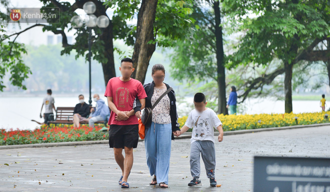 Không chỉ người lớn mà nhiều em nhỏ khi đi cùng cha mẹ cũng không được đeo khẩu trang phòng dịch