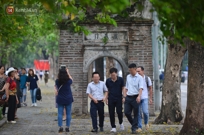 Tại Hồ Gươm, nhiều đoàn khách du lịch, người dân quên đeo khẩu trang khi đi dạo