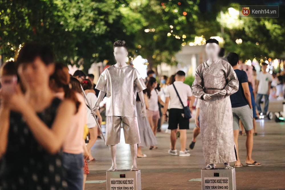 Những thanh niên đóng giả tượng trên phố đi bộ cũng lơ là trong việc đeo khẩu trang phòng dịch