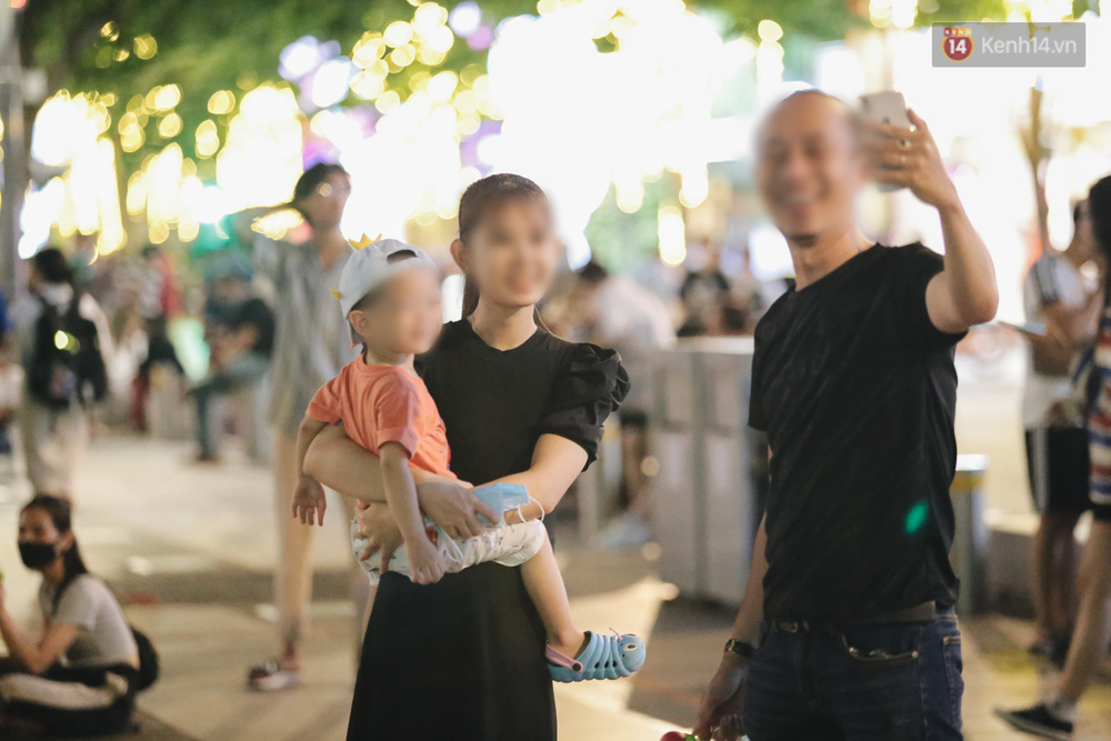 Gia đình trẻ lơ là, không đeo khẩu trang khi đến nơi đông người như phố đi bộ Nguyễn Huệ