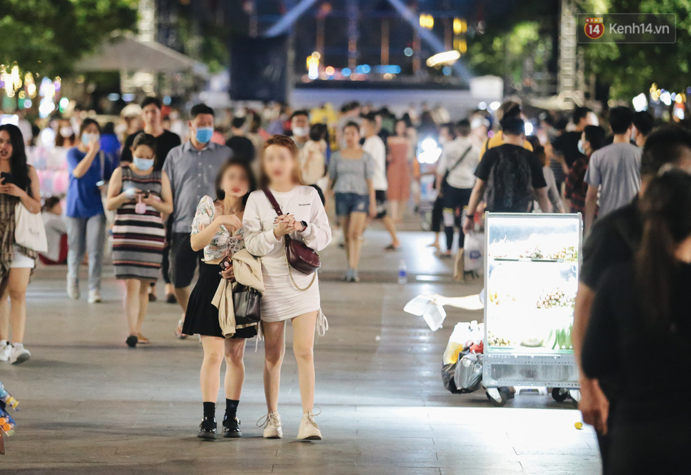 Phố đi bộ Nguyễn Huệ thu hút rất nhiều bạn trẻ đến đây vui chơi vào cuối tuần