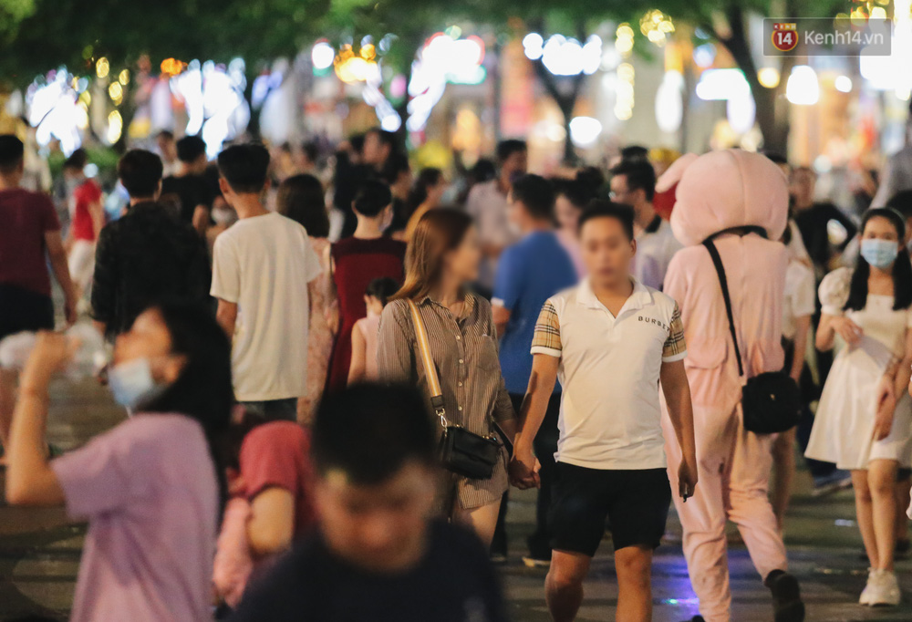 Trước việc chủ quan, lơ là phòng dịch, trong cuộc họp với Ban chỉ đạo Phòng chống dịch Covid-19 TP.HCM, Phó thủ tướng Vũ Đức Đam yêu cầu TP.HCM phạt nghiêm người không đeo khẩu trang nơi công cộng