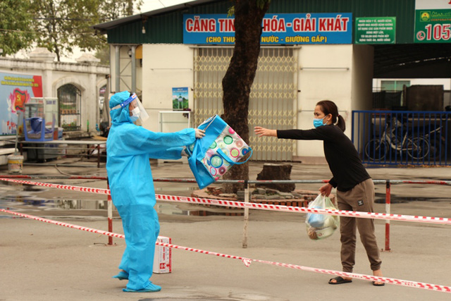 Nhân viên y tế Hải Dương làm nhiệm vụ tại khu vực cách ly thời điểm dịch COVID-19 xuất hiện tại TP. Chí Linh. Ảnh: Đ.Tùy