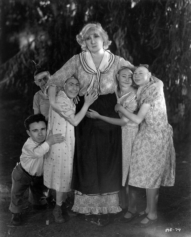 Một nhóm những người lùn với hội chứng đầu nhỏ, trong đó có Schlitzie, thường xuyên xuất hiện trong các buổi trình diễn của các rạp xiếc tiếng tăm, đi lưu diễn khắp châu Âu, Mỹ.