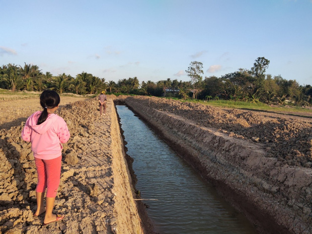 Các ao, kênh mới đào ở vùng nông thôn khá sâu rất nguy hiểm đối với trẻ em. (Ảnh minh họa)