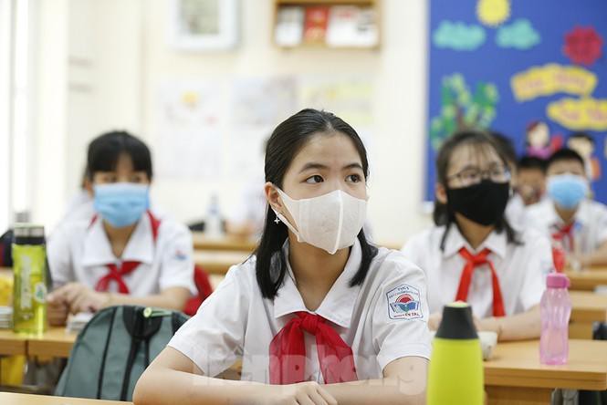 Học sinh Hà Nội được yêu cầu đeo khẩu trang chống dịch.