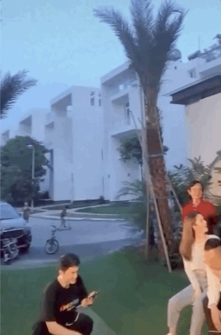 Ngọc Trinh tỏ ra rất phấn khích bên bố mẹ Vũ Khắc Tiệp còn đàn trai thì ngại ngùng