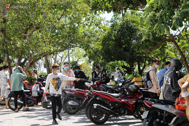 Đường lên ngọn Hải Đăng có phần ùn ứ nhẹ