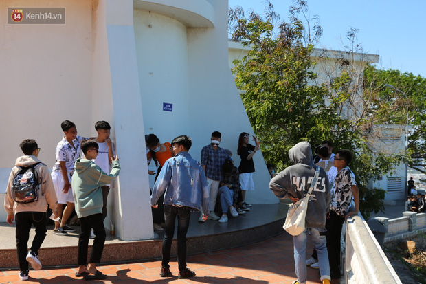 Rất đông bạn trẻ lên ngọn Hải Đăng để check-in