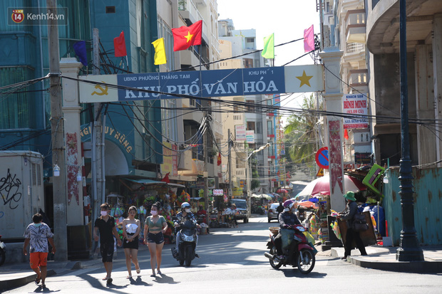 Một số du khách không đeo khẩu trang khi xuống biển liền bị lực lượng chức năng nhắc nhở