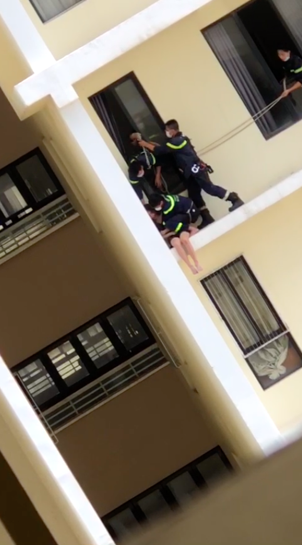 Lực lượng tiếp cận cô gái đưa vào bên trong an toàn