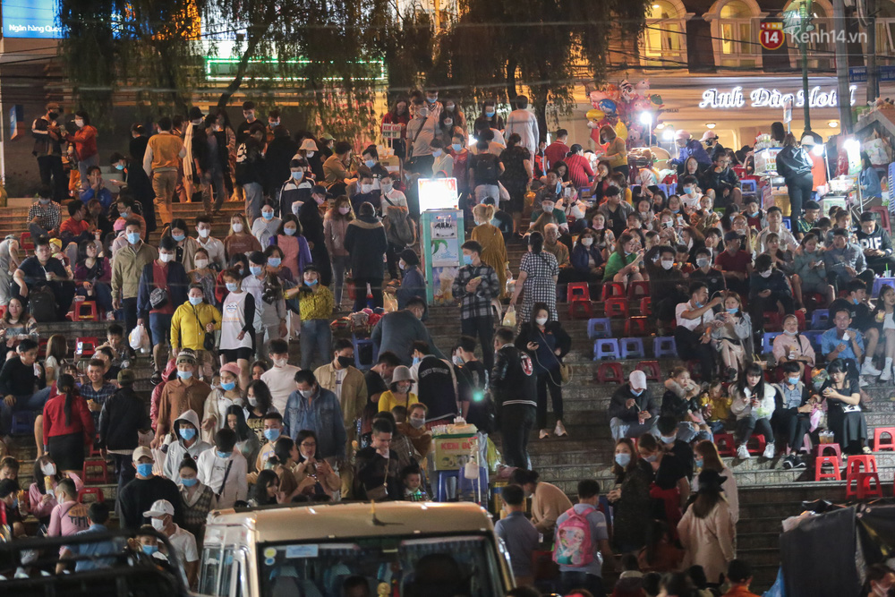 Du khách ngồi chen chúc nhau, chật kín khu vực cầu thang xuống chợ Đà Lạt