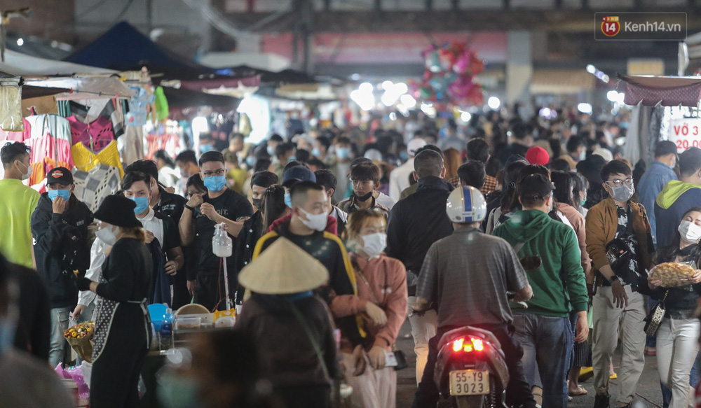 Một con đường khác dẫn vào chợ cũng đông nghẹt du khách