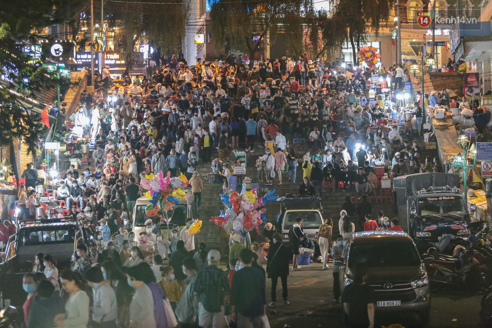 Khu các quầy hàng bán dạo như bánh tráng nướng, khoai lang nướng rất khó khăn để phòng chống dịch vì du khách ngồi gần nhau và không đeo khẩu trang