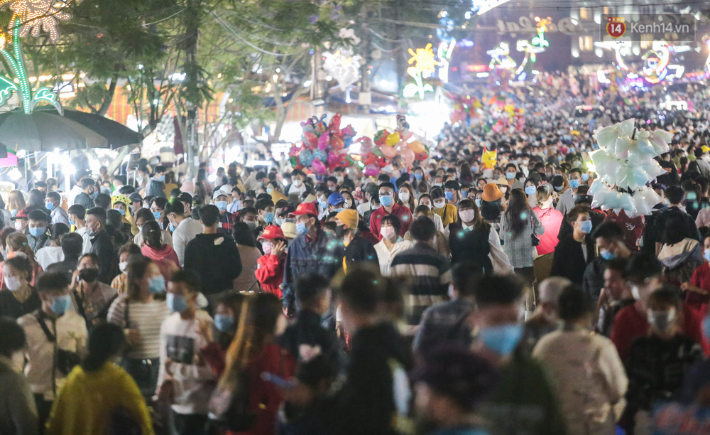 Mặc dù đa số du khách đeo khẩu trang nhưng cũng có người lơ là, không đeo khẩu trang nên lực lượng chức năng rất khó khăn trong việc xử lý vì quá đông người