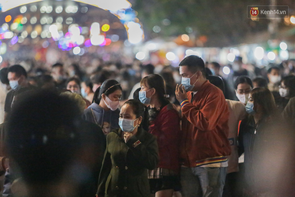 Khách đeo khẩu trang khi tập trung đông người tại chợ Đà Lạt