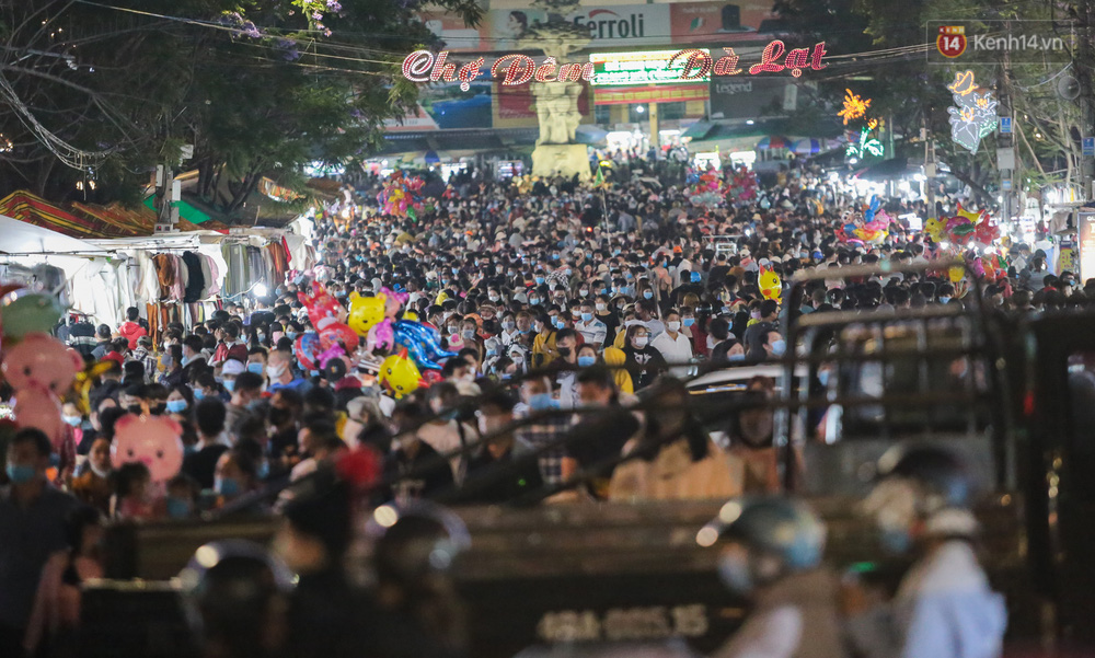 Mặc dù xe Cảnh sát đến để giải toả bớt người đi bộ cho các phương tiện lưu thông nhưng khá khó khăn, dòng người đi bộ quá đông