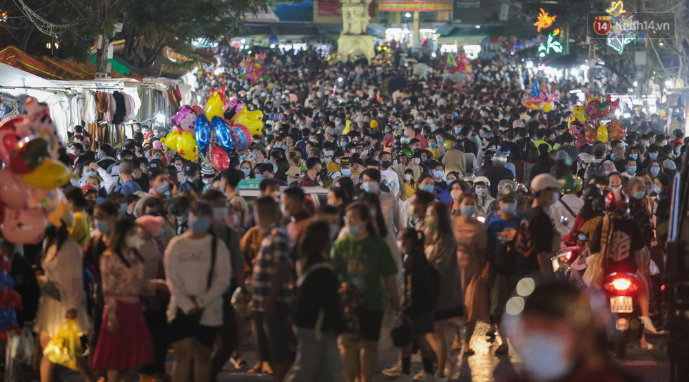 Chật cứng người, không lối thoát