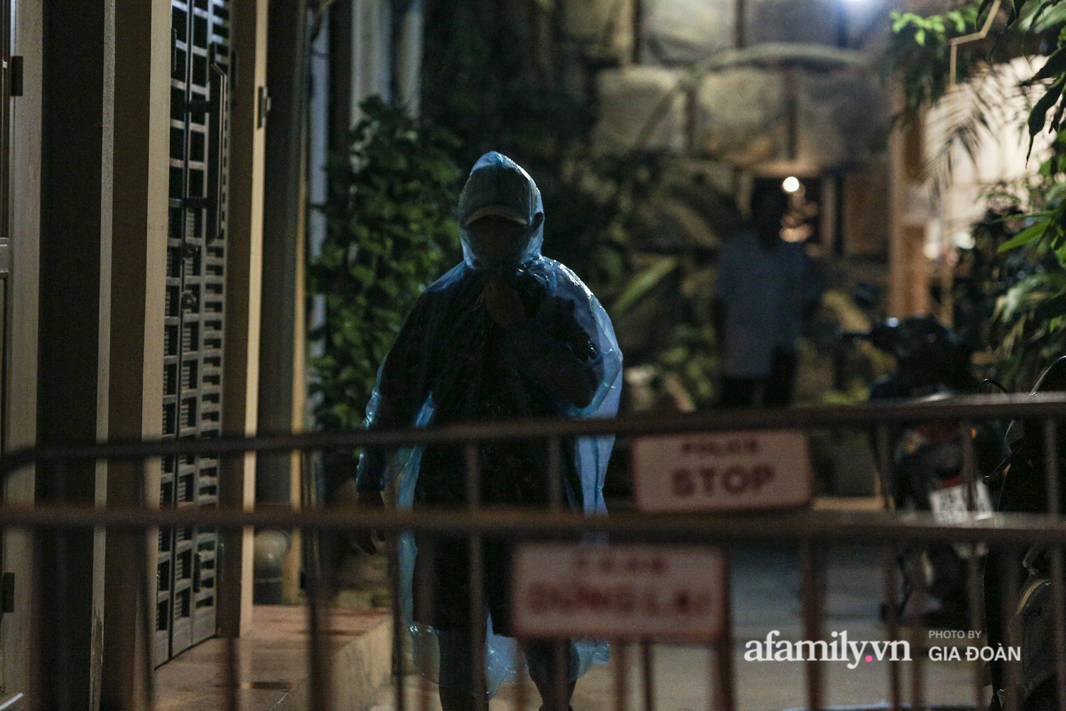 Người dân mặc đồ bảo hộ kín mít nhận đồ tiếp tế. 