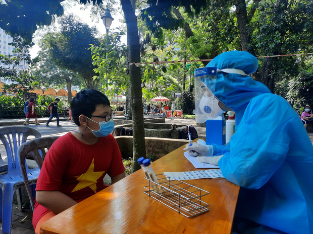 Nhân viên y tế thực hiện lấy mẫu tại Thảo Cầm Viên (Quận 1, TP.HCM)