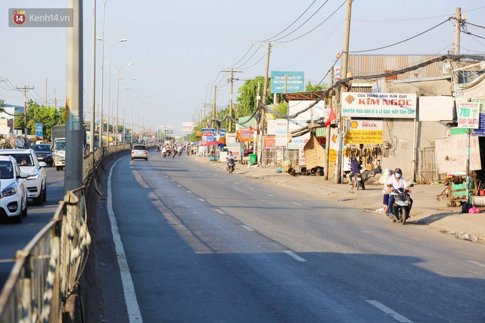 Khác với cảnh chen chúc trong ngày về quê nghỉ lễ, các tuyến đường thông thoáng, xe cộ lưu thông dễ dàng, các trục đường chính tại cửa ngõ cũng không có tình trạng ùn tắc như mọi lần.
