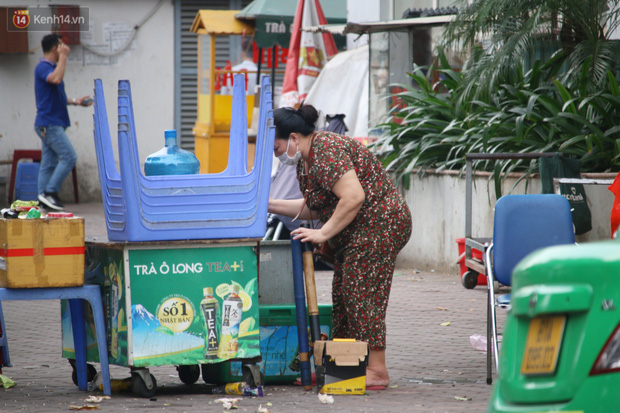 Đối với nhà hàng ăn uống phục vụ trong nhà, Hà Nội yêu cầu thực hiện công tác vệ sinh khử khuẩn, thực hiện giãn cách tối thiểu 1m giữa người với người hoặc có tấm chắn giữa các vị trí ngồi, không sử dụng đồ chung, khuyến khích bán hàng mang về nhà