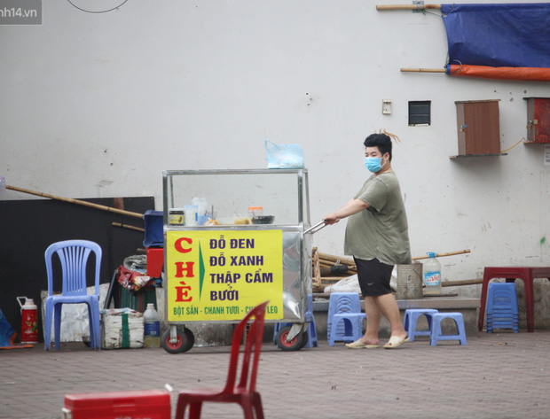 Các hộ kinh doanh hàng ăn vỉa hè tất bật dọn hàng