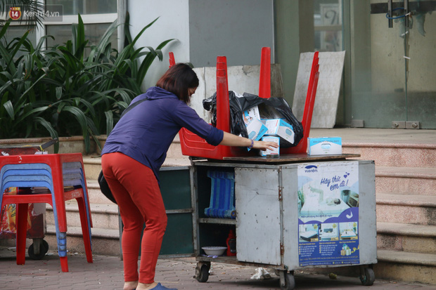 nên đến 17h họ tự giác thu dọn hàng, chấp hành quy định để chống dịch.