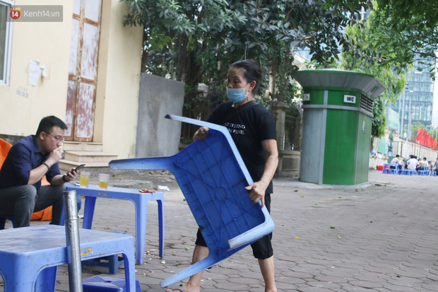 Ghi nhận của chúng tôi tại nhiều tuyến phố ở Hà Nội, người kinh doanh rất nghiêm túc chấp hành. Một số người cho biết, công an phường cũng đã ra nhắc nhở họ từ 16h chiều.