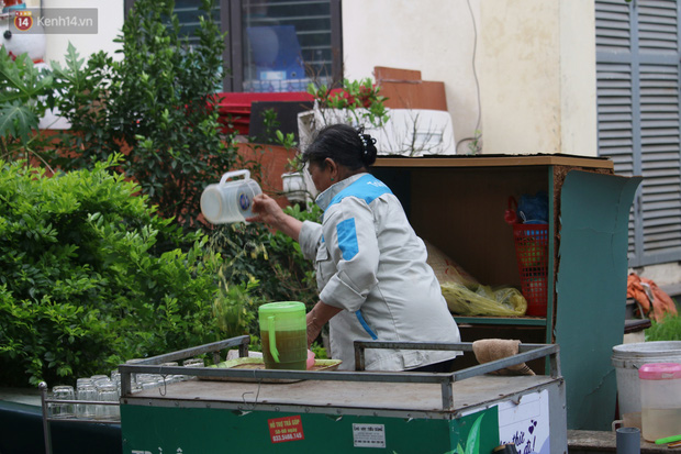 Bà Hường (trú quận Nam Từ Liêm, Hà Nội) tỏ ra sốt ruột vì tình hình dịch đang diễn biến phức tạp, bán nước là kế sinh nhai duy nhất của họ...