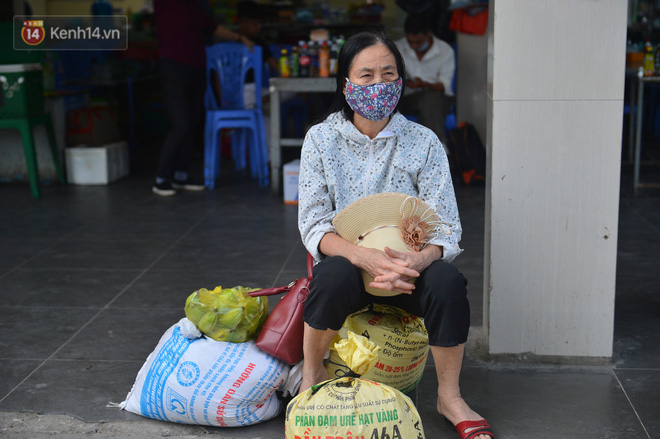 Bên cạnh hành lý, nhiều người không quên mang theo rau củ quả các loại khi trở lại Hà Nội