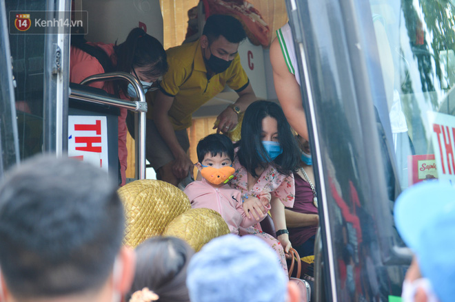 Một số người mang theo hành lý, đồ đạc để làm việc