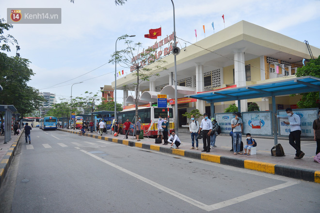 Các điểm dừng nghỉ trong bến xe đều vắng vẻ. Chia sẻ với chúng tôi, một tài xế xe ôm công nghệ cho rằng, lo ngại việc tắc đường nên hầu hết người dân đã chủ động di chuyển về Hà Nội để làm việc sau kỳ nghỉ bắt đầu từ ngày 2/5, nên đến ngày 3/5 lượng người đổ về ít. Ngoài ra, việc dịch Covid-19 đang diễn biến phức tạp nên nhiều sinh viên chưa trở lại Hà Nội học tập