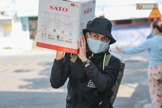 Bên trong bến xe khá vắng vẻ