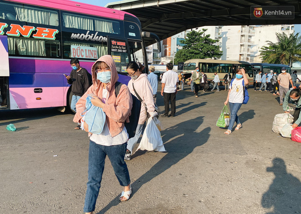 Tương tự, trên đường Đinh Bộ Lĩnh, đoạn trước cổng bến xe Miền Đông lượng xe khách, xe con di chuyển đông đúc nhưng không xảy ra kẹt xe. Nhiều hành khách vừa xuống xe đưa đã ra cổng đứng đợi đón xe ôm công nghệ và taxi để về nhà nên trong bến khá vắng.