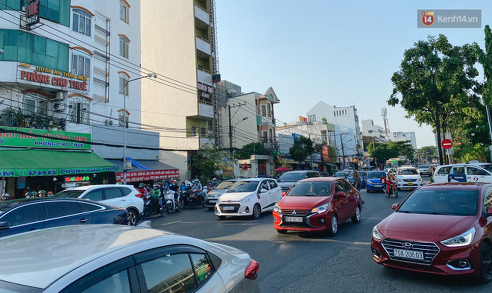 Tương tự, trên đường Đinh Bộ Lĩnh, đoạn trước cổng bến xe Miền Đông lượng xe khách, xe con di chuyển đông đúc nhưng không xảy ra kẹt xe. Nhiều hành khách vừa xuống xe đưa đã ra cổng đứng đợi đón xe ôm công nghệ và taxi để về nhà nên trong bến khá vắng.