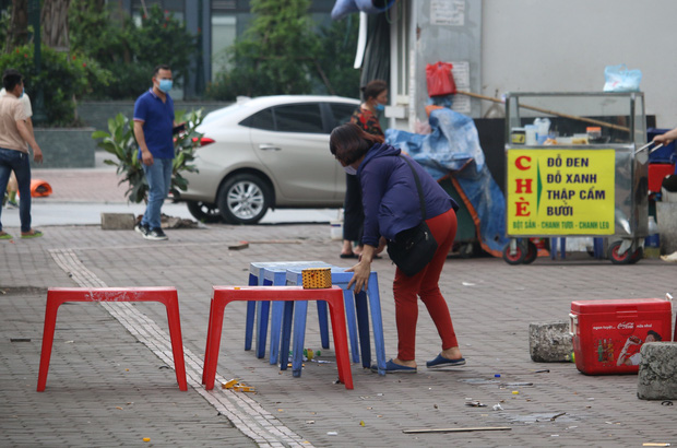 Lúc 17h chiều 3/5, theo ghi nhận của chúng tôi, các cá nhân, hộ kinh doanh dịch vụ ăn uống vỉa hè đã thực hiện đóng cửa để đảm bảo phòng chống dịch theo quy định