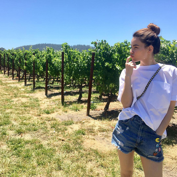 Dẫu bộ đồ với áo thun trắng + quần jean shorts họa tiết này không xịn đẹp được như outfit áo tank top + quần jean shorts Hà Hồ mới diện gần đây nhưng bù lại, sự kết hợp này mang đến cho nữ ca sĩ vẻ ngoài siêu trẻ trung, năng động