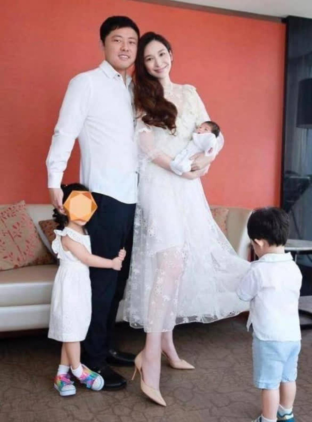 Sinh tới 4 người con cho đại gia Kỷ Hiểu Ba, Ngô Bội Từ không có được cho mình một đám cưới danh chính ngôn thuận