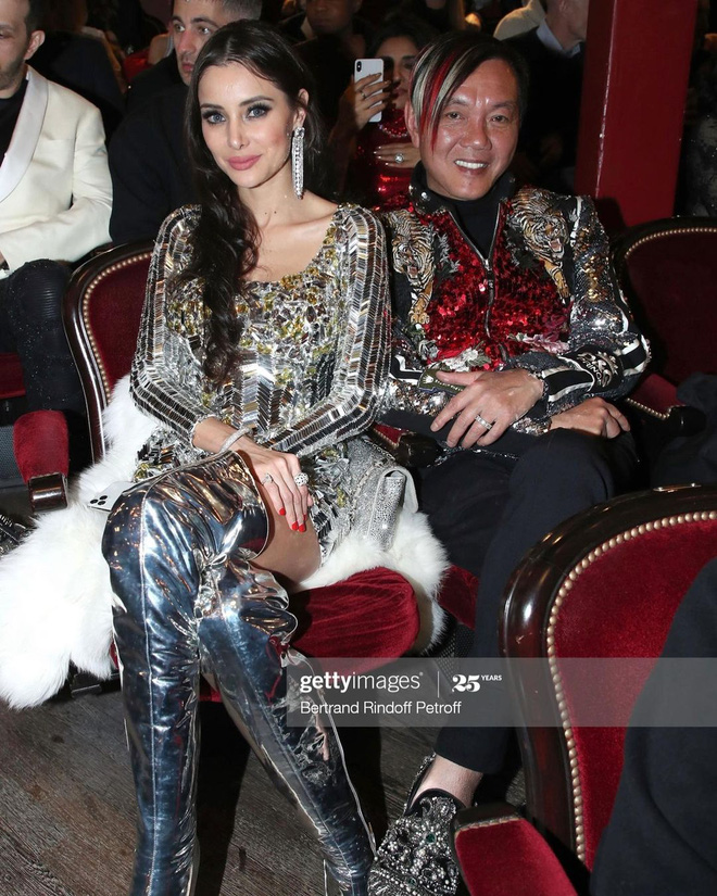 Hồng Vĩnh Thời nổi tiếng cưng chiều vợ, sẵn sàng chi tiền khủng để mua siêu xe, hàng hiệu và đưa vợ đến những bữa tiệc xa xỉ.