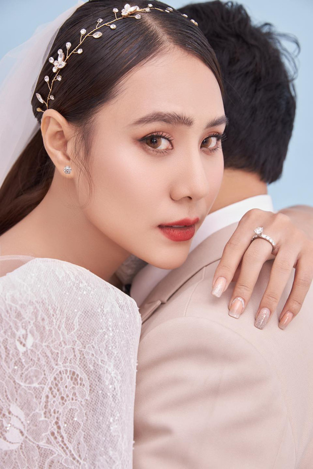 Trước tình hình dịch căng thẳng, Hồ Bích Trâm và chồng đã hoãn hôn lễ vào ngày 22/5 tại TP.HCM