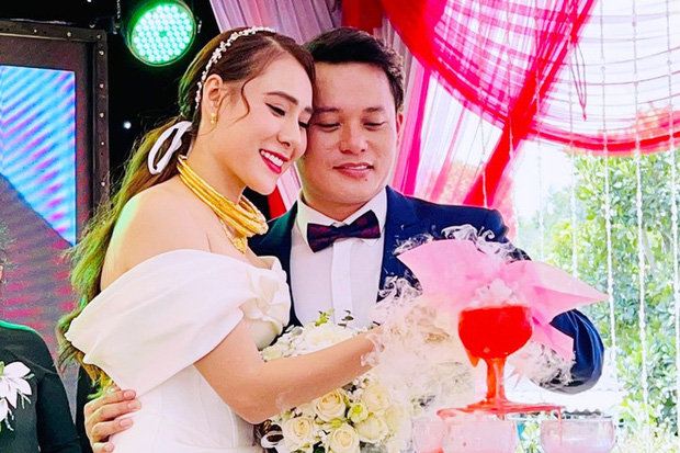 Hồ Bích Trâm lần đầu hé lộ chân dung ông xã lớn hơn 7 tuổi, cặp đôi đã có thời gian dài hẹn hò trước khi kết hôn. Ông xã Hồ Bích Trâm không hoạt động nghệ thuật nhưng thường đồng hành cùng cô trong công việc