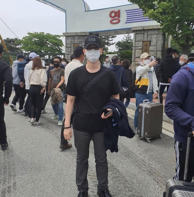 Hình ảnh đầu tiên của Baekhyun khi lên đường nhập ngũ khiến fan bấn loạn vì cơ bắp lấp ló đằng sau chiếc áo ôm sát