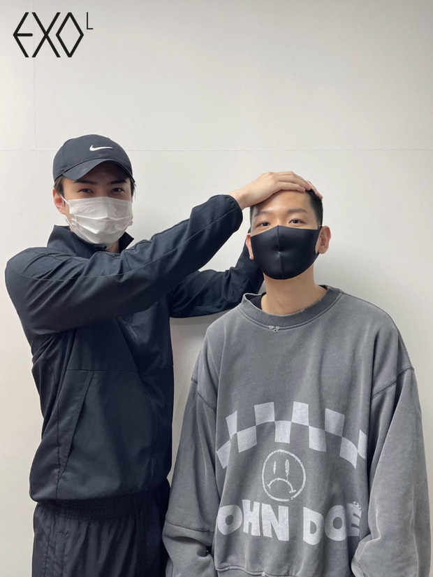 Sehun thay mặt các anh thực hiện truyền thống của nhóm