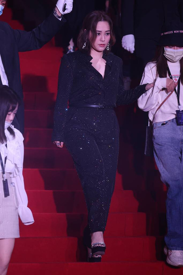 Không còn vòng eo thon nhỏ, lại tăng cân vùn vụt, vóc dáng của Chung Hân Đồng trở nên nặng nề hơn